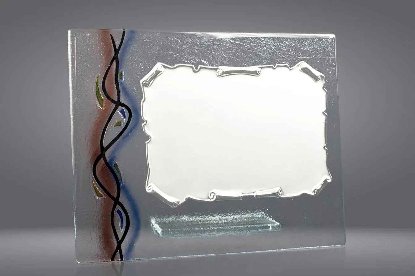 Placa homenaje sobre cristal detalle multicolor ondulado