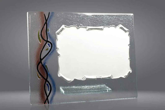 Placa homenaje sobre cristal detalle multicolor ondulado