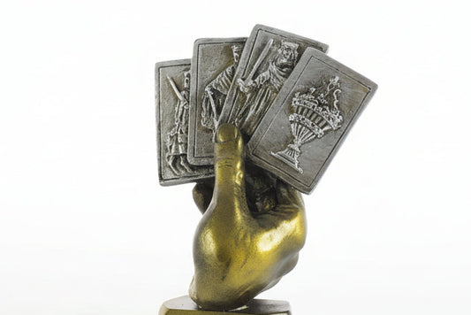 Trofeo Cartas Mano Dorada-detalle