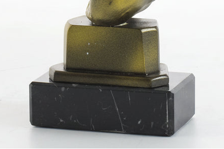 Trofeo Cartas Mano Dorada-detalle base