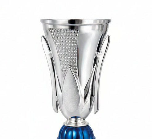 Trofeo Copa Plateada con Textura Diamante y Esfera Central Azul sobre Peana de Mármol Crema-detalle