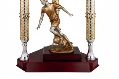 Trofeo Gran Copa Dorada con 3 Columnas Helicoidales y Base de Madera-detalle base
