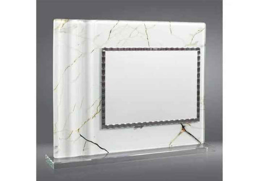 Placa de homenaje en cristal imitando mármol
