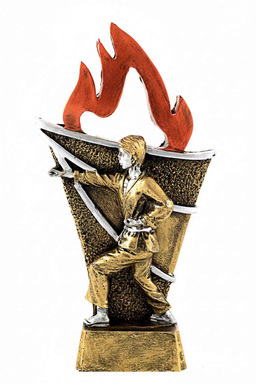 Trofeo Karate con Figura en Acción y Llama Roja