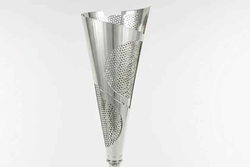 Copa Plateada con Diseño de Puntos