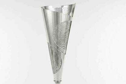 Copa Plateada con Diseño de Puntos