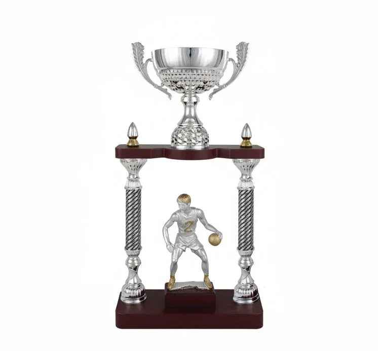 Trofeo Copa Plateada con Columnas Rayadas y Base de Madera
