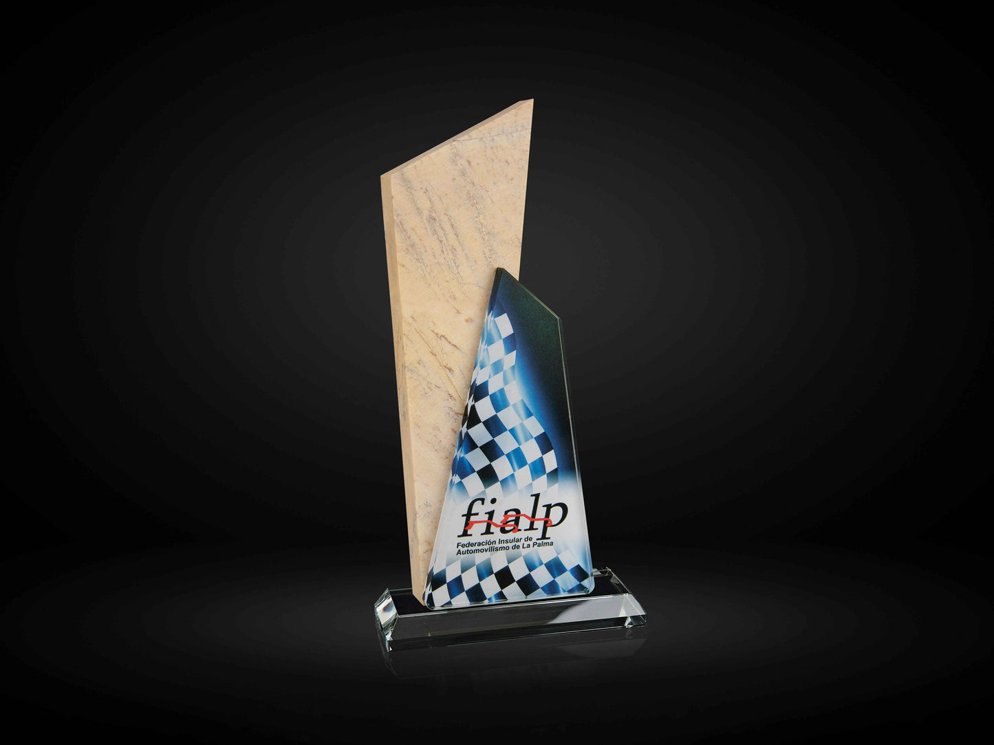 Trofeo de Cristal Óptico con Base de Piedra Negra Línea Dalia Esencia