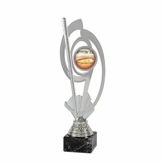 Trofeo Figura Plateada con Diseño Circular Asimétrico sobre Peana de Mármol Negro