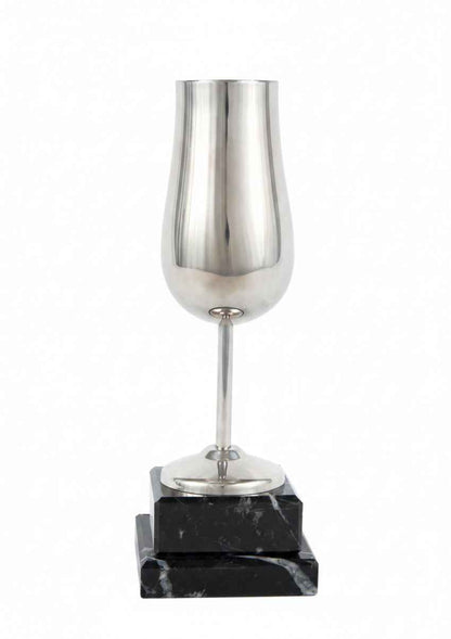 Copa Plateada Lisa con Tallo Fino y Base de Mármol Negro