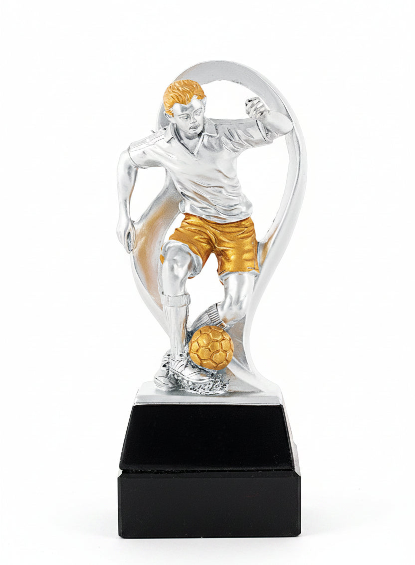 Trofeo Fútbol Figura Jugador Plateado con Detalles Dorados y Marco en Arco