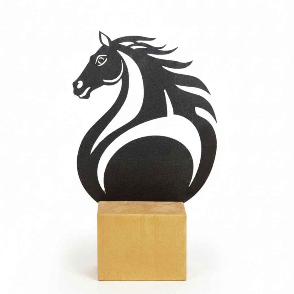Silueta de Caballo Negra sobre Bloque de Madera