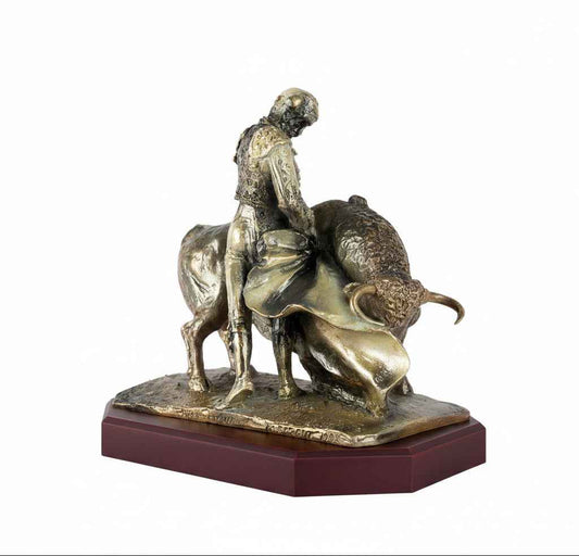 Escultura Torero de Rodillas ante el Toro en Bronce