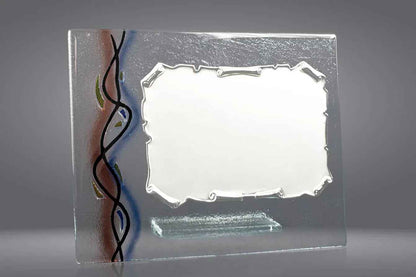 Placa homenaje sobre cristal detalle multicolor ondulado