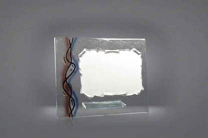 Placa homenaje sobre cristal detalle multicolor ondulado