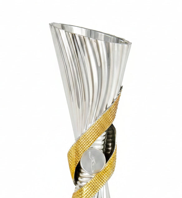 Trofeo Copa Estilizada con Relieves Verticales y Banda Envolvente Dorada sobre Peana de Mármol Negro-detalle