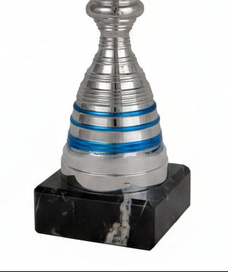 Trofeo Copa Plateada Calada con Anillos Azules y Peana de Mármol Negro-detalle base