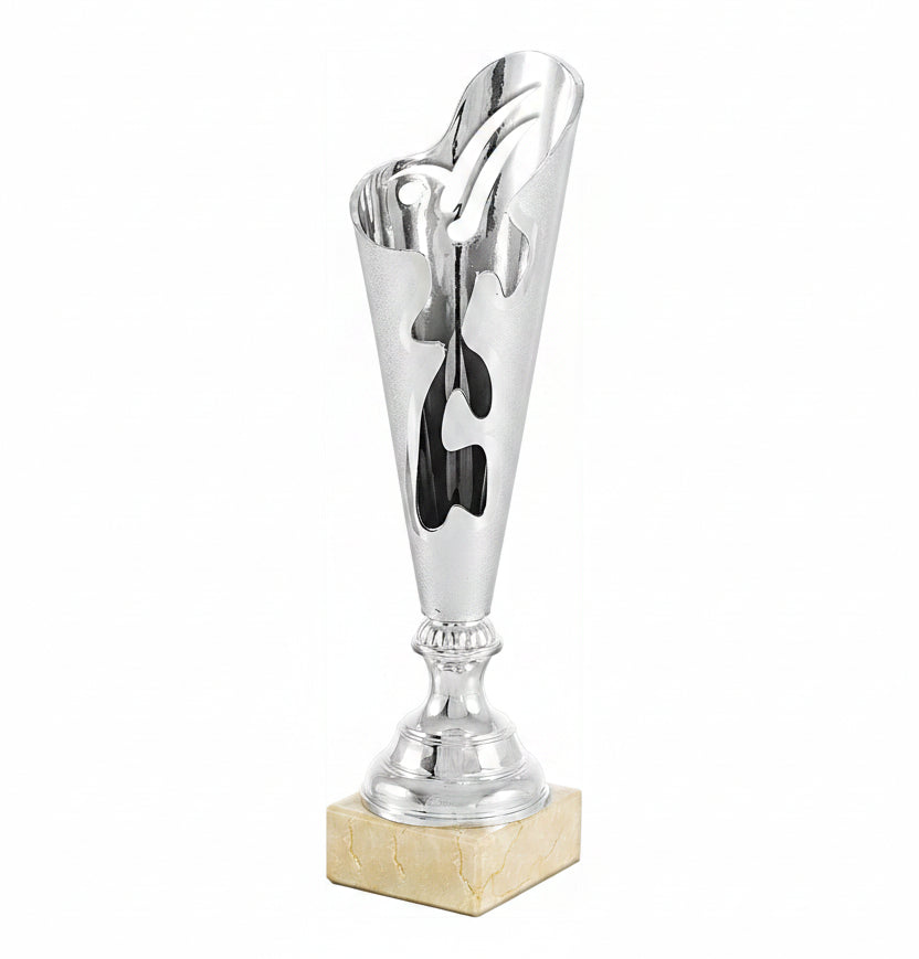 Trofeo Copa Plateada con Calados Abstractos y Cuerpo Estilizado sobre Peana de Mármol Crema-Trofeos Robles