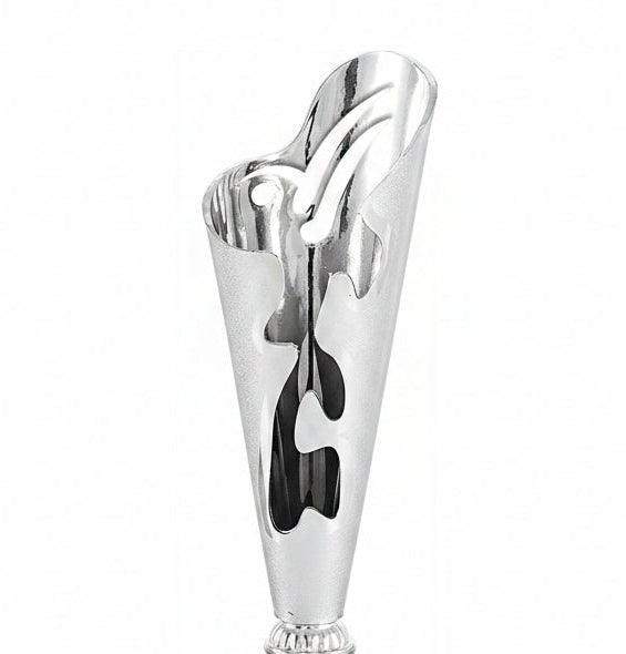 Trofeo Copa Plateada con Calados Abstractos y Cuerpo Estilizado sobre Peana de Mármol Crema-detalle
