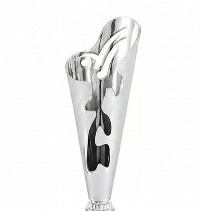 Trofeo Copa Plateada con Calados Abstractos y Cuerpo Estilizado sobre Peana de Mármol Crema-detalle
