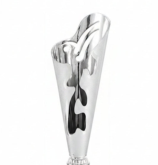 Trofeo Copa Plateada con Calados Abstractos y Cuerpo Estilizado sobre Peana de Mármol Crema-detalle
