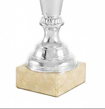 Trofeo Copa Plateada con Calados Abstractos y Cuerpo Estilizado sobre Peana de Mármol Crema-detalle base