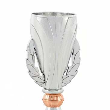 Trofeo Copa Plateada con Corona de Laurel y Detalles en Oro Rosa sobre Peana de Mármol Crema-detalle