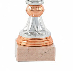 Trofeo Copa Plateada con Corona de Laurel y Detalles en Oro Rosa sobre Peana de Mármol Crema-detalle base