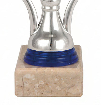 Trofeo Copa Plateada con Interior Azul y Asas Geométricas-detalle base