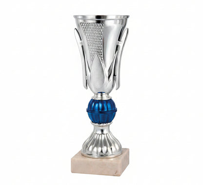Trofeo Copa Plateada con Textura Diamante y Esfera Central Azul sobre Peana de Mármol Crema-Trofeos Robles