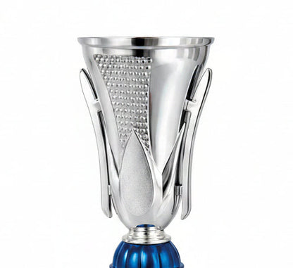 Trofeo Copa Plateada con Textura Diamante y Esfera Central Azul sobre Peana de Mármol Crema-detalle