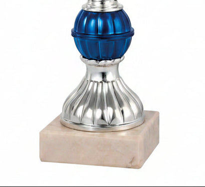 Trofeo Copa Plateada con Textura Diamante y Esfera Central Azul sobre Peana de Mármol Crema-detalle base