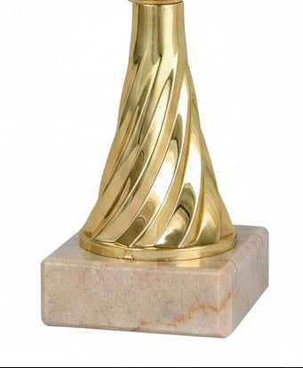 Trofeo Figura Dorada con Brazo Curvo en Espiral y Pie Torsionado sobre Peana de Mármol-detalle base