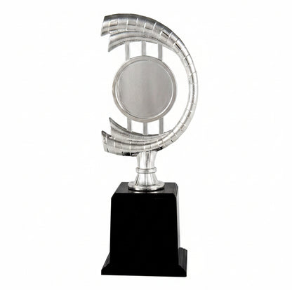Trofeo Figura Plateada con Brazos en Espiral y Disco Central sobre Peana Negra-Trofeos Robles
