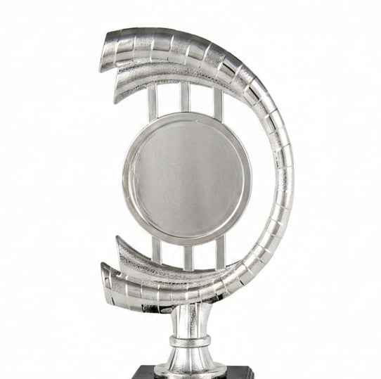 Trofeo Figura Plateada con Brazos en Espiral y Disco Central sobre Peana Negra-detalle