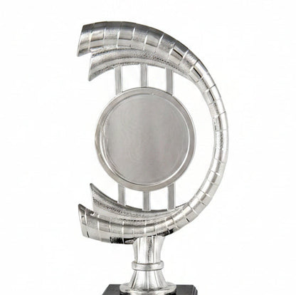 Trofeo Figura Plateada con Brazos en Espiral y Disco Central sobre Peana Negra-detalle