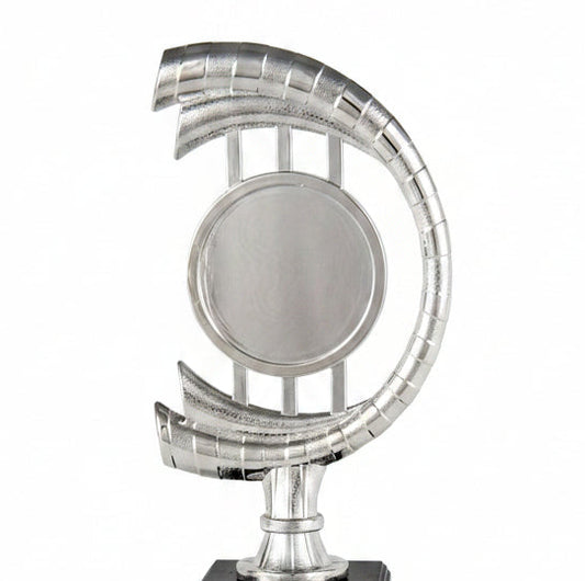 Trofeo Figura Plateada con Brazos en Espiral y Disco Central sobre Peana Negra-detalle