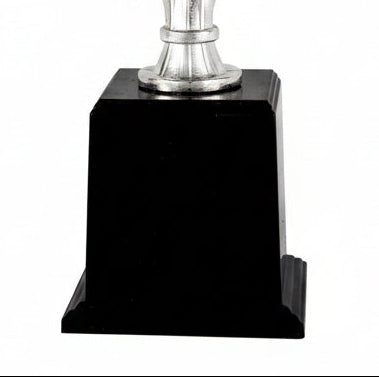 Trofeo Figura Plateada con Brazos en Espiral y Disco Central sobre Peana Negra-detalle base