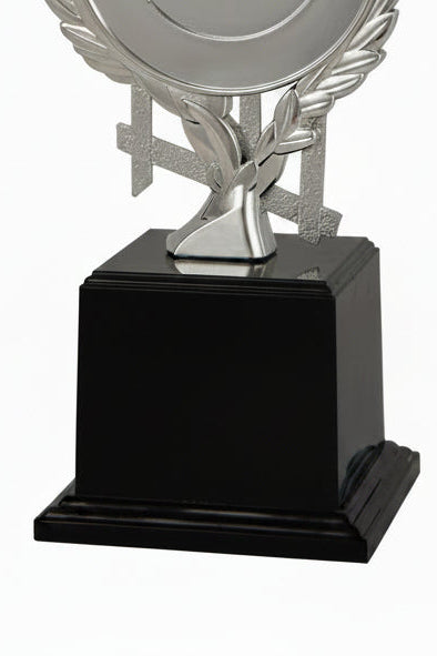 Trofeo Figura Plateada con Laurel y Estructura Geométrica sobre Peana Negra-detalle base