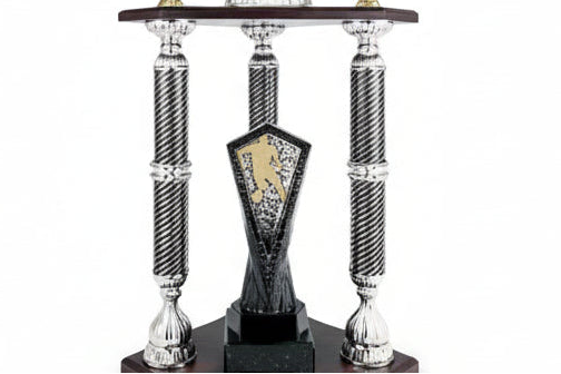 Trofeo Gran Formato con Columnas Plateadas Texturizadas y Base de Madera-detalle