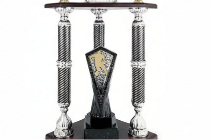 Trofeo Gran Formato con Columnas Plateadas Texturizadas y Base de Madera-detalle