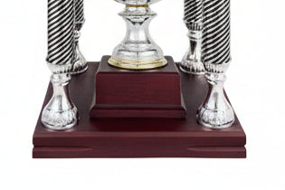 Trofeo Monumental con 4 Columnas Texturizadas, Balon Central y Base de Madera-detalle base