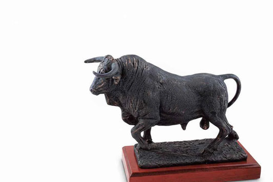 Trofeo Toro en Resina Bronce con Base de Madera