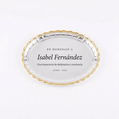 Diseño tipográfico sobrio y elegante sobre bandeja ovalada