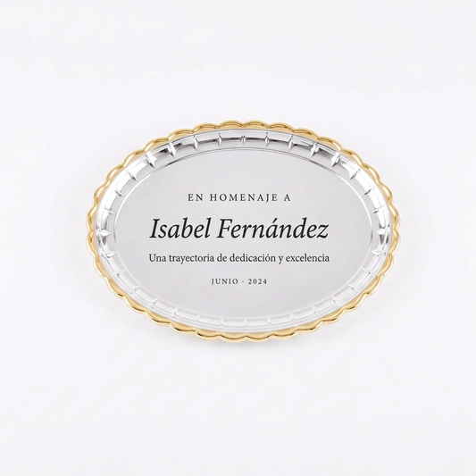Diseño tipográfico sobrio y elegante sobre bandeja ovalada