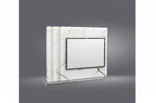 Placa de homenaje en cristal imitando mármol