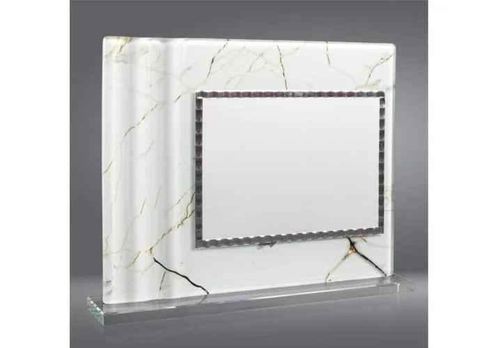 Placa de homenaje en cristal imitando mármol