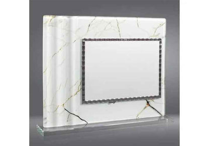 Placa de homenaje en cristal imitando mármol